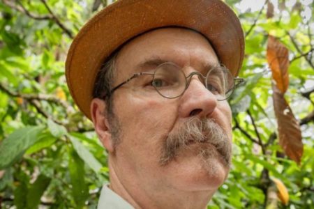 Foto de um homem velho, de bigode grisalho, usando um chapéu marrom e óculos de grau - Metrópoles