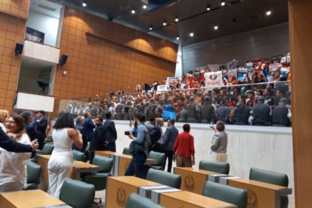 Imagem colorida mostra policiais e manifestantes contrários à privatização da Sabesp brigando em sessão na Alesp - Metrópoles