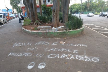 Imagem mostra pichação sobre calçada - Metrópoles