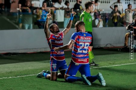 Imagem colorida de MArinho, jogador do Fortaleza e ex-Santos, comemorando o gol que rebaixou o Peixe- Metrópoles