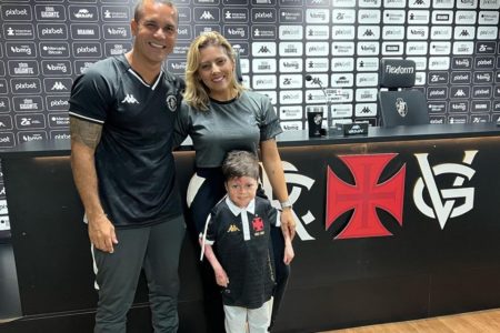 Família do menino Gui posa logo após mais uma vitória do Vasco - Metrópoles