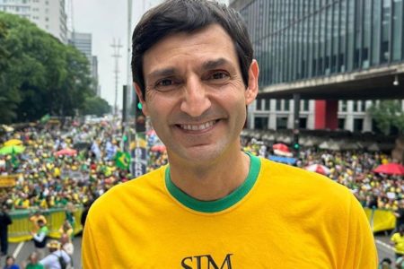 Imagem de homem branco com camiseta amarela na Avenida Paulista; ele é o deputado bolsonarista Tomé Abduch - Metrópoles