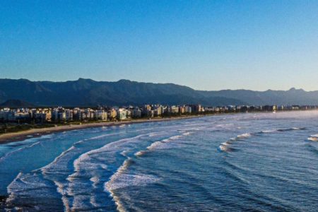 Fotografia colorida de uma praia em Bertioga