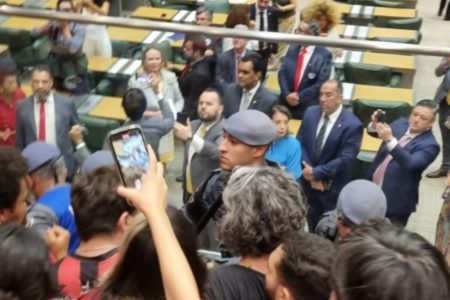 foto colorida de PMs tentando conter tumulto de manifestantes antes de votação sobre a privatização da Sabesp na Alesp - Metrópoles