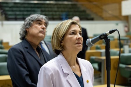 Imagem colorida mostra a deputada Delegada Graciela no plenário da Assembleia Legislativa, falando ao microfone, com outros deputados ao fundo. Ela foi a única parlamentar a votar contra a privatização da Sabesp - Metrópoles