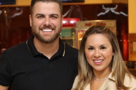 Zé Neto e a esposa, Natália Toscano, posam juntos e sorridentes - Metrópoles