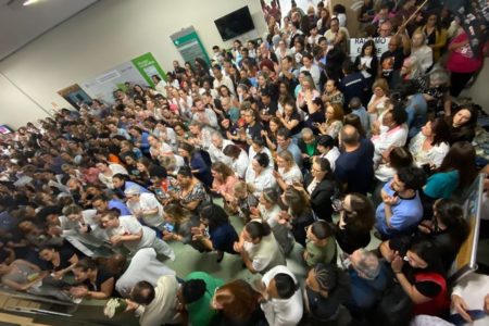 Foto colorida de protestos contra racismo em hospital do Rio Grande do Sul - Metrópoles