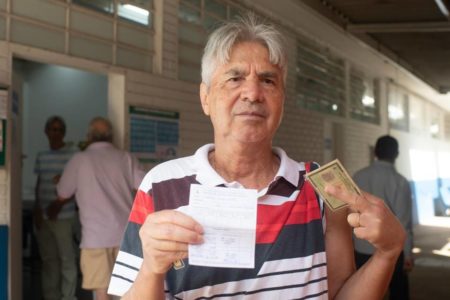 Senhor mostra cartão de vacina