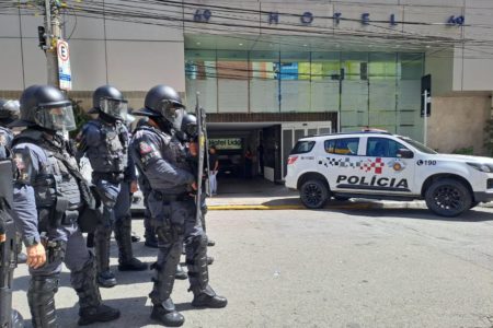 foto colorida de PMs em frente à sede do Sindicato dos Motoristas de SP, na Liberdade - Metrópoles