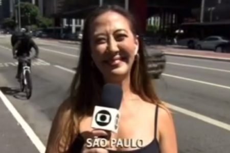 foto colorida de ladrão em bicicleta se aproximando da repórter Ju Massaok na avenida Paulista e tenta roubar seu celular - Metrópoles