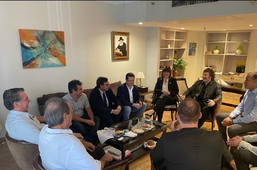 Foto do encontro da comitiva de Jair Bolsonaro com Javier Milei - Metrópoles
