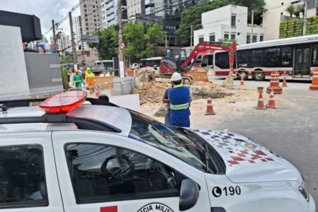 Imagem colorida mostra buraco em obra na Avenida Santo Amaro que resultou na morte de um operário - Metrópoles