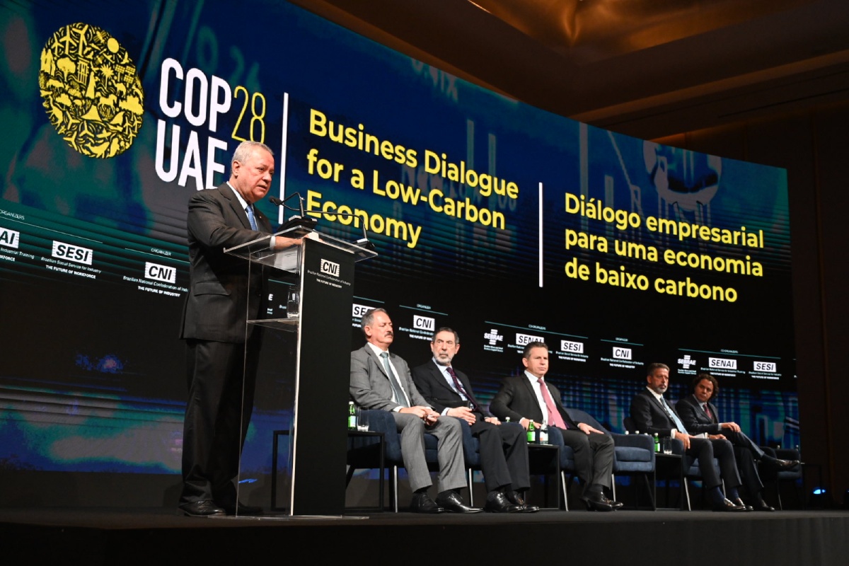 Fotografia colorida de um painel da CNI na COP28