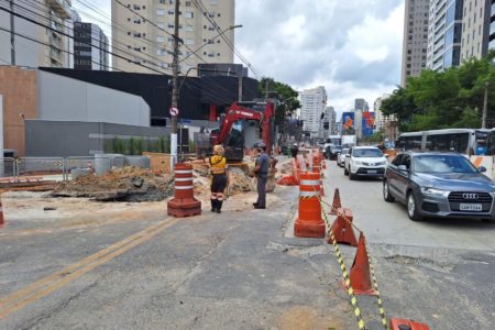 Imagem mostra avenida com interdição no trânsito - Metrópoles