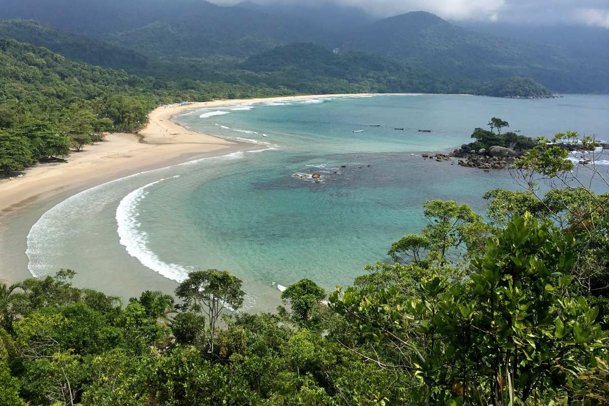 Foto colorida de uma das praias em Ilhabela, litoral norte de São Paulo - Metrópoles