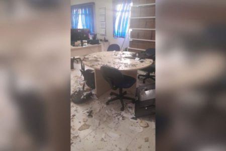 Imagem colorida de sala danificada por explosão de bomba; diretor de uma empresa de ar-condicionado recebeu o "presente" e abriu - Metrópoles