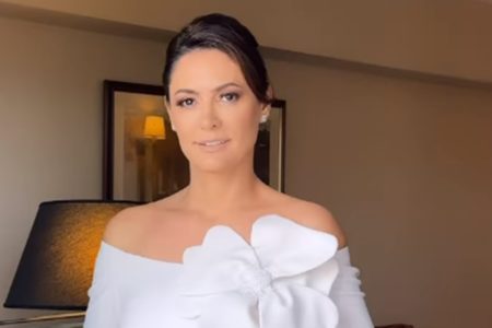 Imagem colorida mostra Michelle Bolsonaro, uma mulher branca, de cabelos castanho escuros, com um vestido branco - Metrópoles