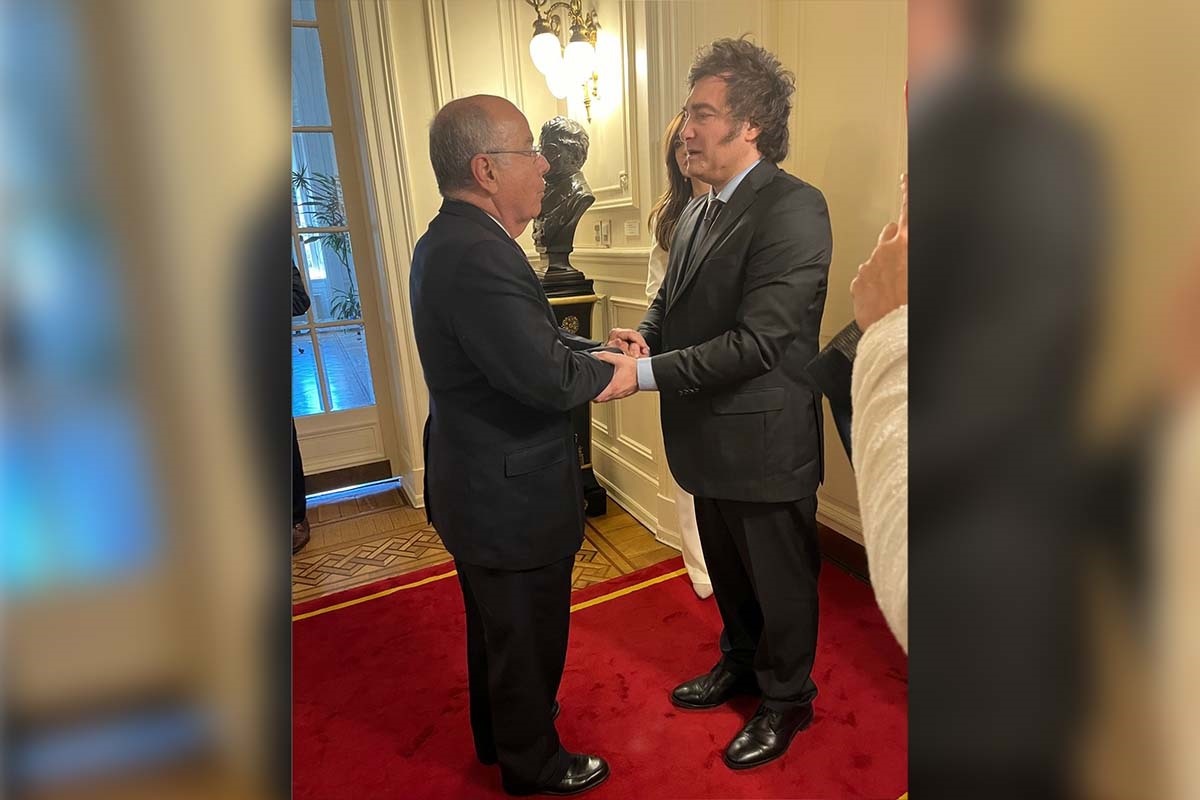 Foto colorida mostra o chanceler brasileiro Mauro Vieira e o presidente argentino Javier Milei