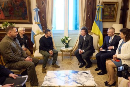 Imagem colorida do presidente eleito da Argentina, Javier Milei, e o presidente da Ucrânia, Volodymyr Zelensky - Metrópoles