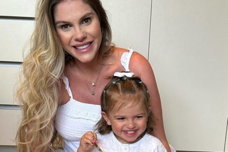 Foto colorida de Bárbara Evans com a filha - Metrópoles