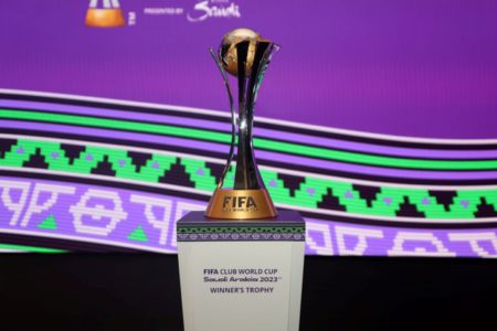 Imagem colorida do troféu do Mundial de clubes da Fifa- Metrópoles