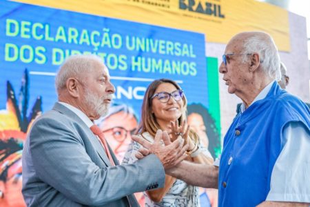 imagem colorida lula e janja cumprimentando padre Júlio Lancelotti - metrópoles