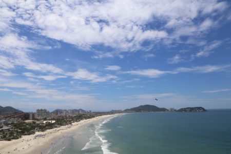imagem colorida mostra praia em guarujá - metrópoles