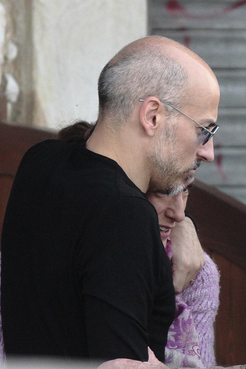 Foto colorida de homem abraçado a mulher com blusa rosa - Metrópoles