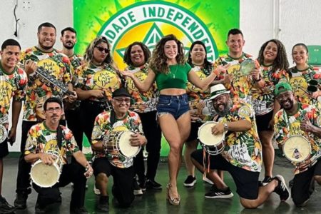 Fabíola de Andrade com a bateria da escola de samba Mocidade Independete de Padre Miguel