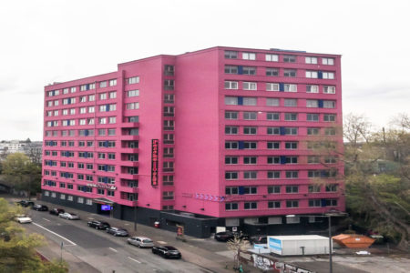 Imagem colorida mostra prédio rosa onde fica o maior bordel do mundo, O Pascha, na Alemanha - Metrópoles