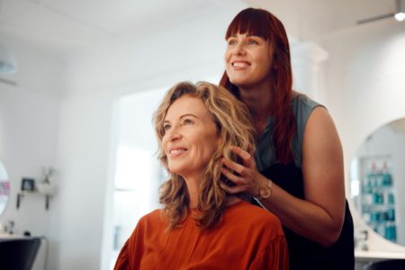 mulher cortando o cabelo