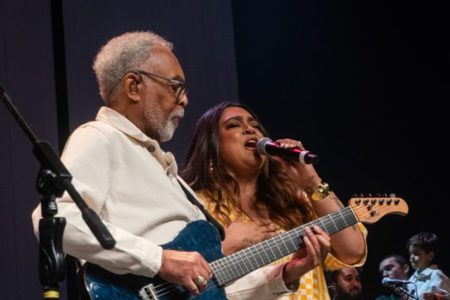 Preta Gil e Gilberto Gil se apresentando juntos - Metrópoles