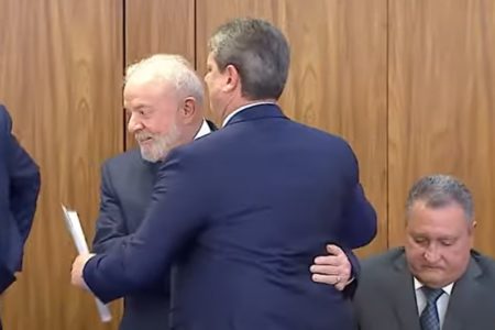 Lula chama Tarcísio de Freitas para discursar de improviso