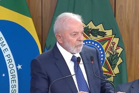 Imagem colorida de Lula em encontro com governadores