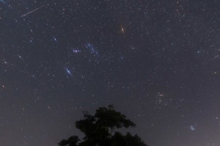 Imagem colorida de chuva de meteoros - Metrópoles