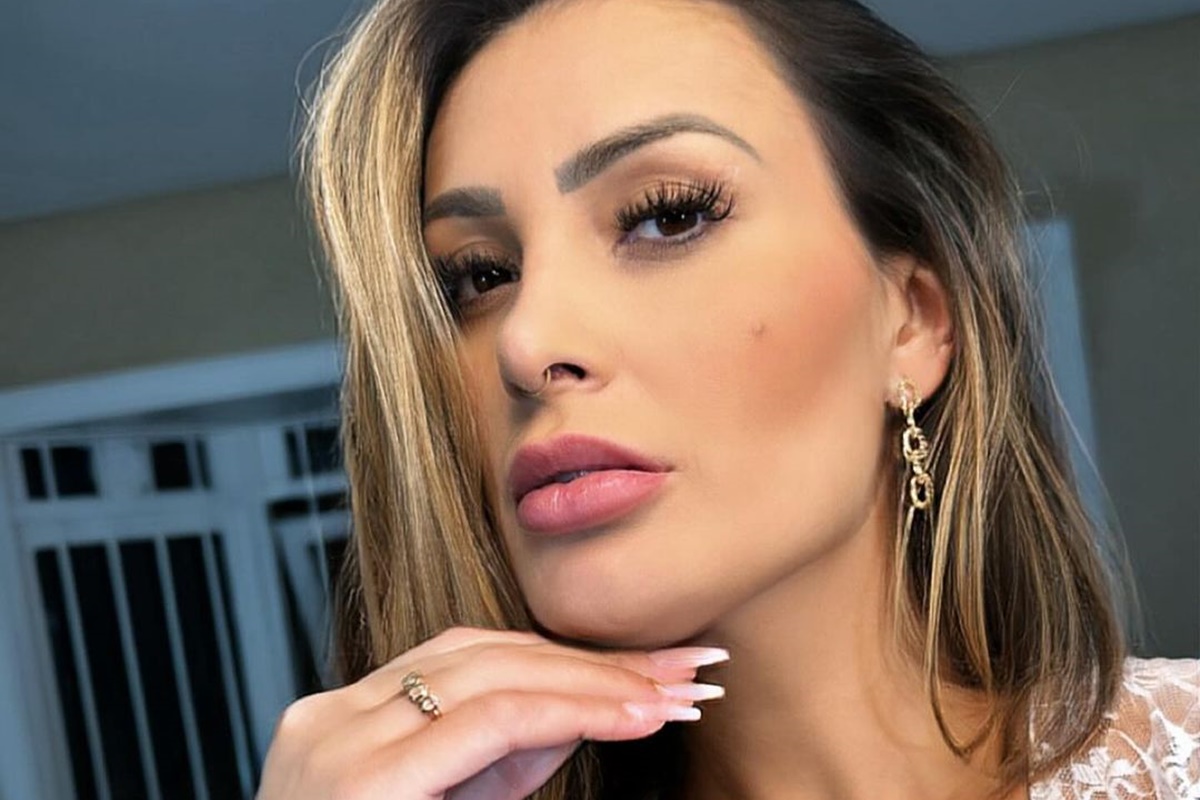 Andressa Urach posa fazendo carão, com a mão no queixo - Metrópoles