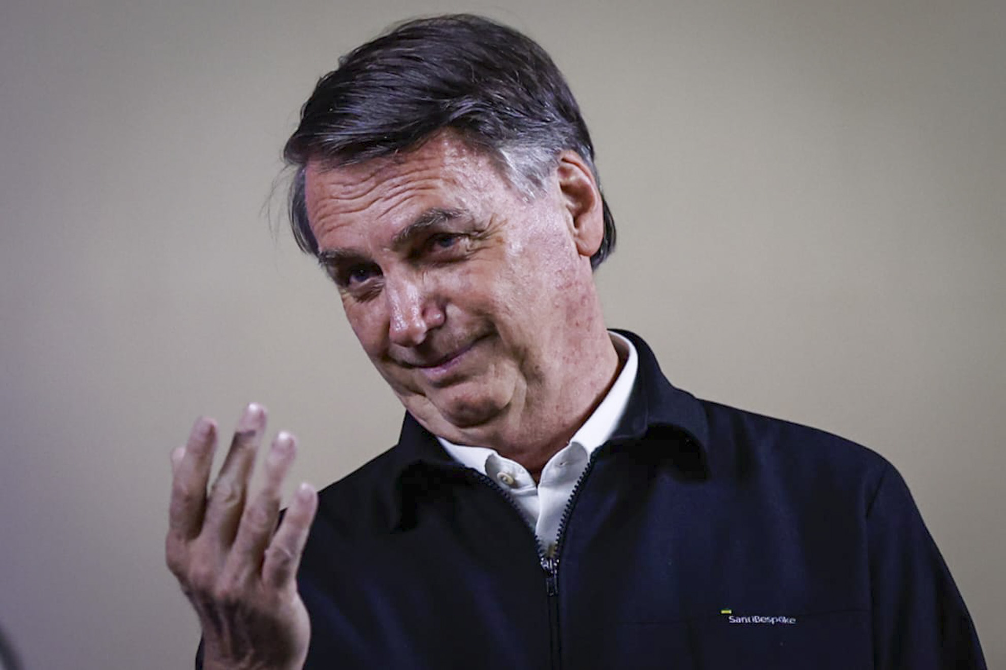 Jair Bolsonaro, ex-presidente do Brasil, fazendo gesto com a mão direita pf -- Metrópoles