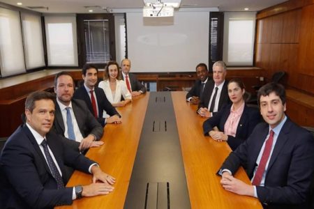 Imagem colorida de Integrantes do Comitê de Política Monetária (Copom) do Banco Central, em foto posada, todos sentados ao redor de uma mesa - Metrópoles