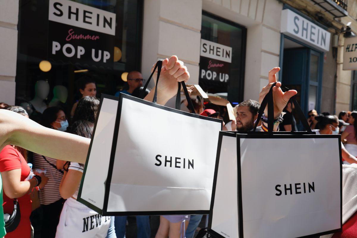 Na imagem com cor, fachada da loja pop-up da Shein - Metrópoles