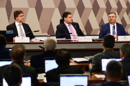 Imagem colorida de Paulo Gonet, Alcolumbre e Flávio Dino, em sabatina na CCJ do Senado Federal para vagas do STF e PGR - Metrópoles