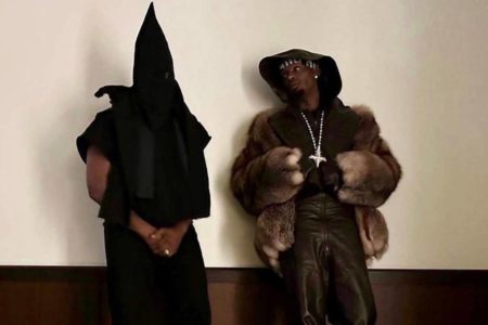 Kanye West vestido de preto, com roupa semelhante ao do grupo Ku Klux Klan - Metrópoles