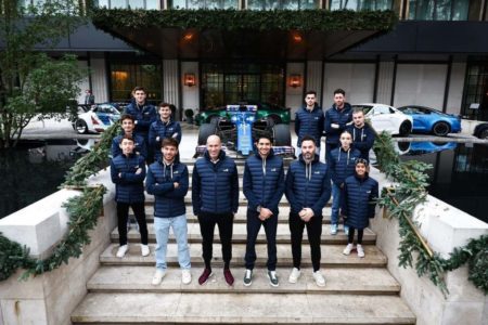 Imagem colorida de Zidane com pilotos da Alpine, fabricante fórmula um da qual é embaixador- Metróples