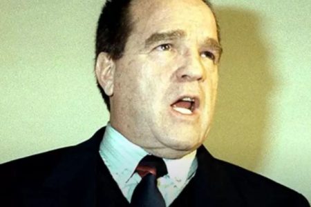 Imagem colorida mostra o empresário Ivo Noal, um homem branco, de cabelo preto, terno preto, camisa branca e gravata azul marinho - Metrópoles