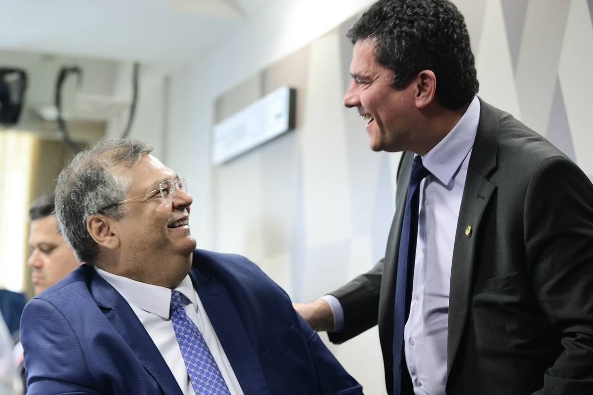 imagem colorida mostra flavio dino e sergio moro na ccj do senado - Metrópoles