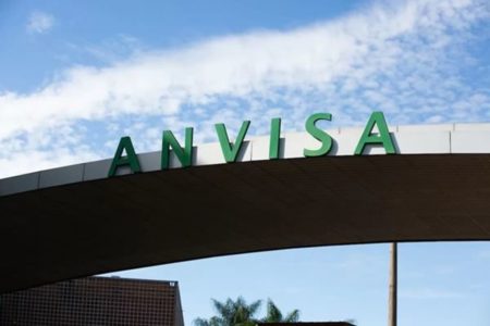 Imagem colorida da fachada de um prédio agências reguladoras Anvisa