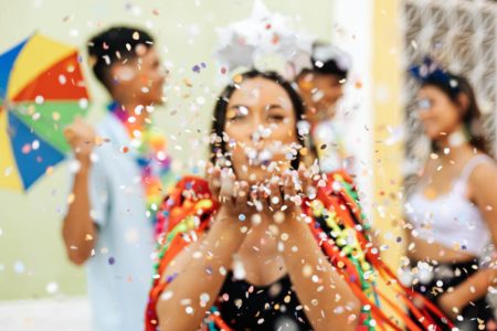 Foto colorida de momento carnavalesco - Metrópoles