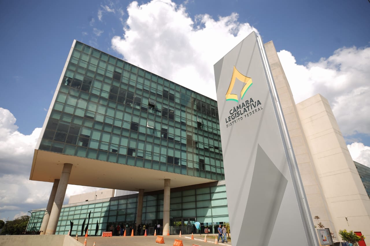 Imagem colorida da parte externa da CLDF - Metrópoles