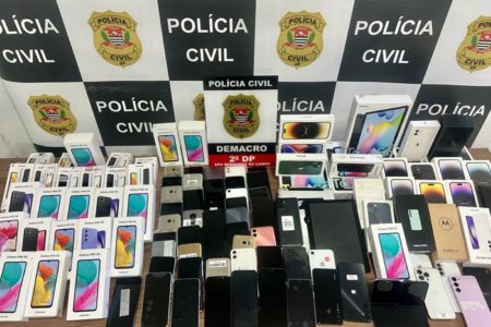 Imagem colorida mostra celulares apreendidos pela Polícia Civil de São Bernardo do Campo em uma loja na Santa Ifigênia, no centro de São Paulo - Metrópoles