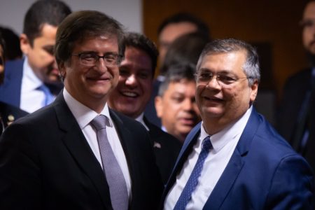 Sabatinados Flávio Dino e o subprocurador Paulo Gonet comemoram a aprovação depois de 10 horas na Comissão de Constituição e Justiça CCJ do senado federal - metrópoles