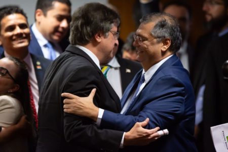 Sabatinados Flávio Dino e o subprocurador Paulo Gonet comemoram a aprovação depois de 10 horas na Comissão de Constituição e Justiça CCJ do senado federal - Metrópoles